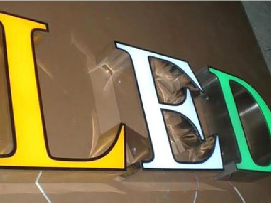江陵介绍LED招牌的基础知识。